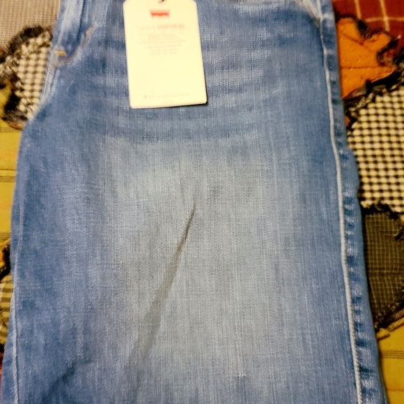 Brand New Women Short.By Levi's - Picture 3 of 12